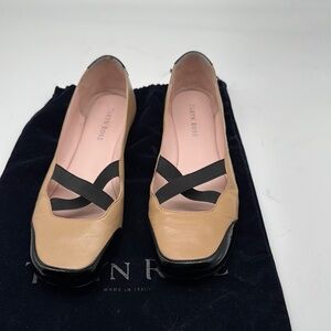 Taryn Rose 7 1/2 m tan leather ballet flat black trim